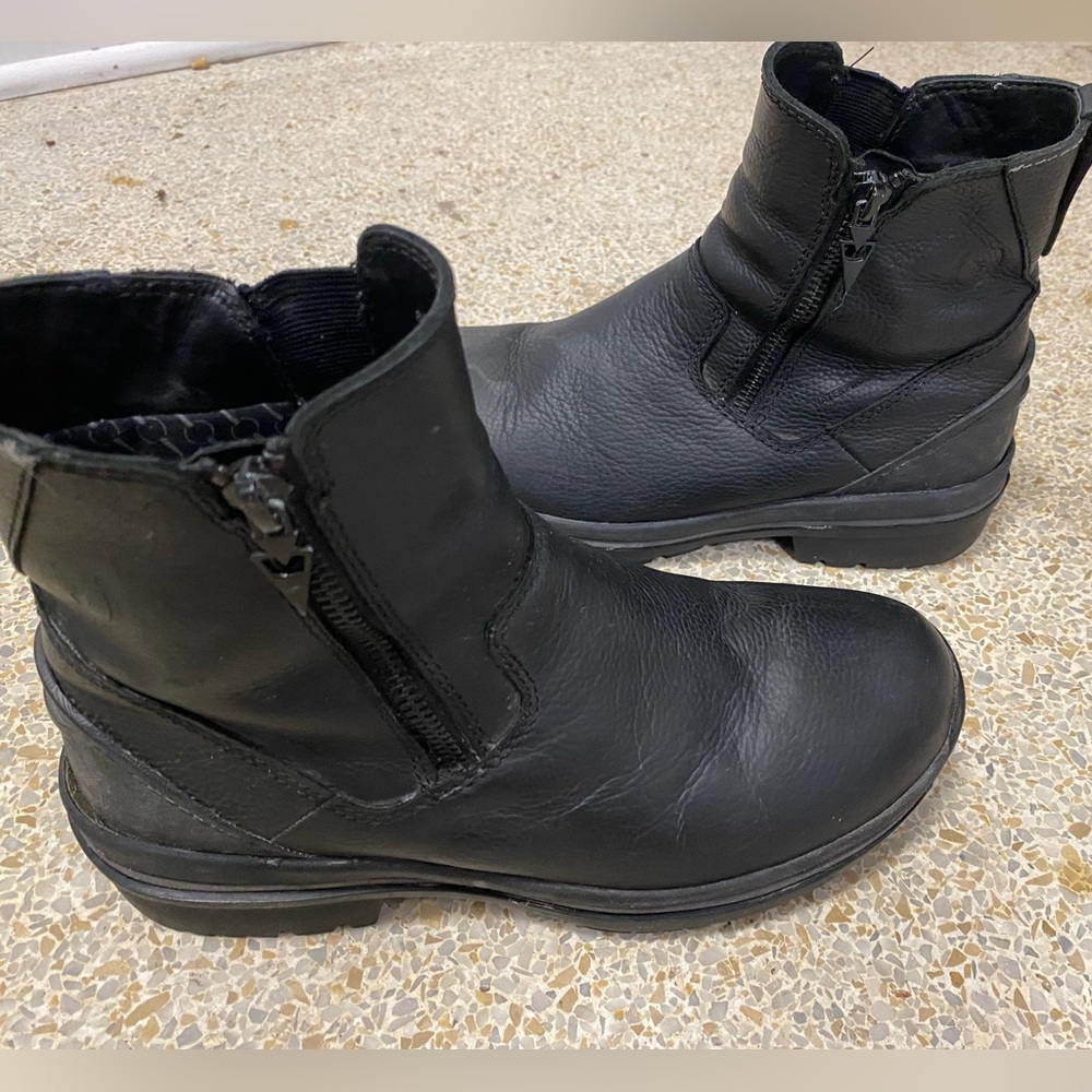 Kerrits Women’s 7.5 riding boots.  Used, no filter on pics, cleaned, polished.
